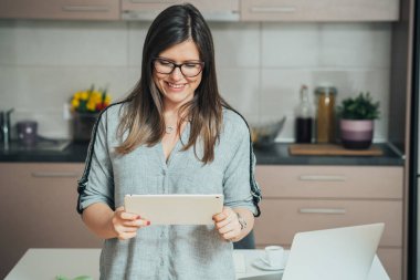 Gülümseyen İş Kadını Evde Dijital Tablet Kullanıyor