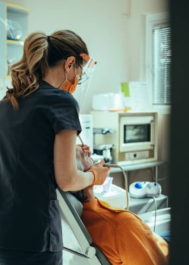 Tanımlanamayan Olgun Adam Diş Sağlığı Kliniğinde Diş Doldurmak için Diş Sağlığı Tedavisine Gidiyor