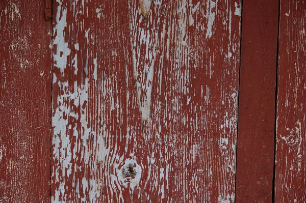 グランジ背景 赤絵具で描かれた古い板を剥ぎ取った — ストック写真