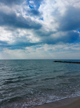 Deniz manzarası: Bulutlu deniz ve gökyüzü