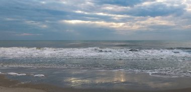 Deniz arka planı: Deniz, bulutlu gökyüzü, kumlu sahil