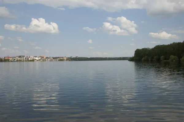 Blue Sky White Clouds Reflected Water Fine Ripples Distance You — Stock Photo, Image