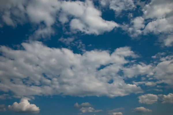 Elvont Háttér Kék Fehér Felhőkkel — Stock Fotó