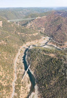 Amerikan Nehri, Sacramento, California yakınlarındaki Auburn Recreation Area 'dan akar. Bu güzel alan dağ bisikleti, yürüyüş, altın kaplama ve sadece dinlenmek için kullanılır..