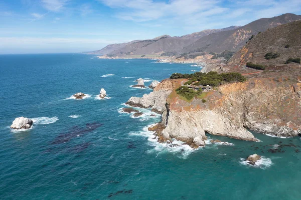 太平洋はモンテレーの南ではなく カリフォルニアの美しい海岸に洗い流されます 太平洋岸高速道路はこの風光明媚な海岸沿いを走っています — ストック写真