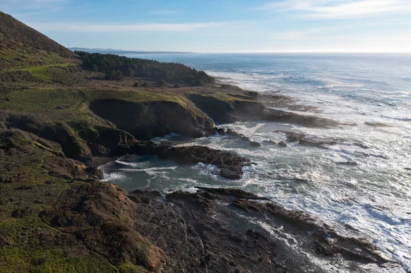 Koude Stille Oceaan Spoelt Aan Ruige Kustlijn Van Noord Californië — Stockfoto