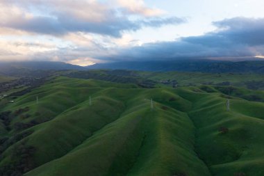 Alçak bulutlar, San Francisco Körfezi 'nin doğusundaki, Kuzey Kaliforniya' nın üç vadi bölgesindeki çim kaplı tepelerin üzerinde sürükleniyor. Bu güzel bölge, Dublin, Pleasanton ve Livermore, birçok şaraphaneye ev sahipliği yapar..