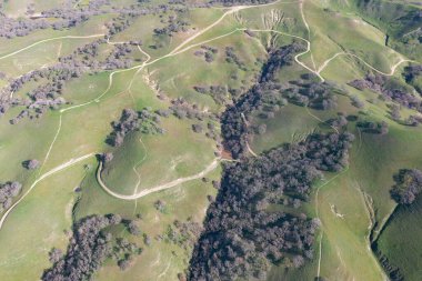 Yürüyüş ve bisiklet yolları, San Francisco Körfezi 'nin hemen doğusundaki Kuzey Kaliforniya' nın TriValley bölgesinin kayan tepeleri ve vadileri boyunca esiyor. Bu bölge üzüm bağları ve açık alanlarıyla bilinir..