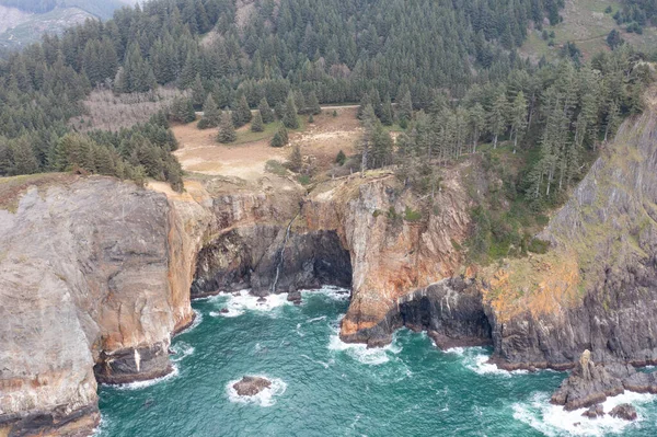 Ocean Spokojny Spływa Chropowatym Skalistym Wybrzeżu Oregonu Niedaleko Portland Malownicza — Zdjęcie stockowe