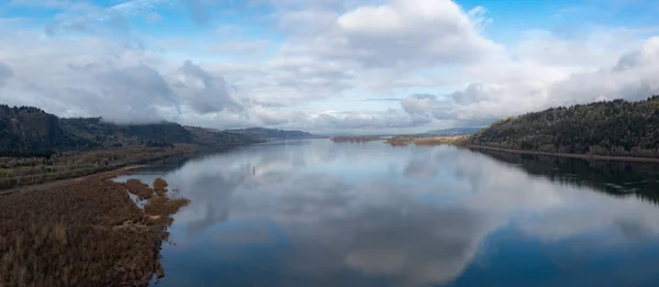 Nubes Bajas Deslizan Sobre Río Columbia Que Corre Entre Oregón —  Fotos de Stock
