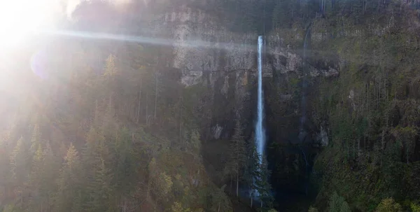 在俄勒冈州的哥伦比亚河峡谷 一个巨大的 风景秀丽的瀑布从悬崖上滑落了500英尺以上 这条狭窄的峡谷 哥伦比亚河流过 把俄勒冈和华盛顿隔开了 — 图库照片