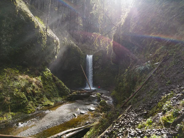 俄勒冈州北部的Multnomah Creek流经美丽的森林 流过美丽的瀑布 它最终陷进了俄勒冈州和华盛顿之间的哥伦比亚河峡谷 — 图库照片