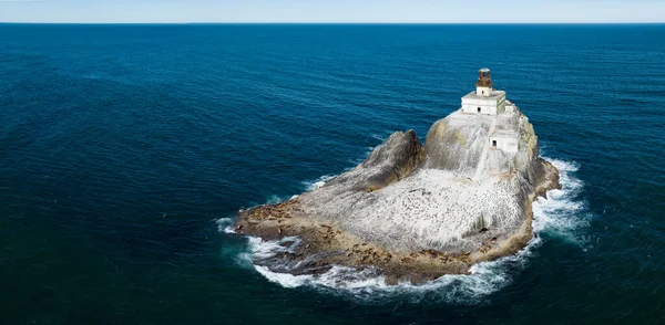 Cold Calm Water Pacific Ocean Surrounds Deactivated Tillamook Rock Lighthouse – stockfoto