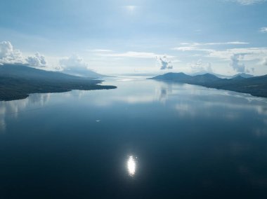 Flores, Endonezya 'nın kuzeyinde sakin denizler adaların çevresini sarar. Bu bölge yüksek deniz biyolojik çeşitliliği ve muhteşem tüple dalış ve şnorkelle yüzme ile bilinir..