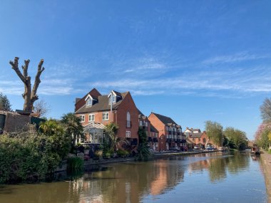 Kanalın kıyısındaki binalar. 