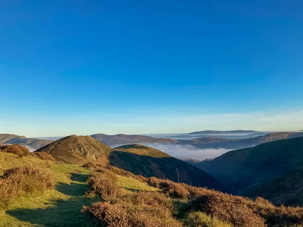 Tepelerin manzarası ve aradaki sis.