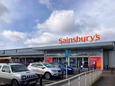  Sainsbury 'nin marketi ve otoparkı.
