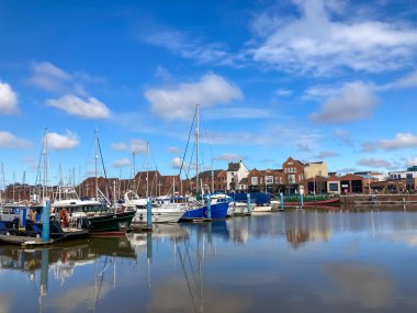 HULL, İngiltere - Yelkenli teknelerle marina boyunca görünüm.