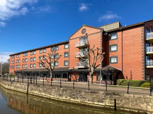  Yat limanındaki evin manzarası.. 