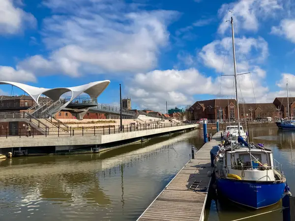 HULL, UK - Murdoch 's Connection yaya köprüsü ile çevrelenmiş yelkenli teknelerle marina boyunca görünüm 