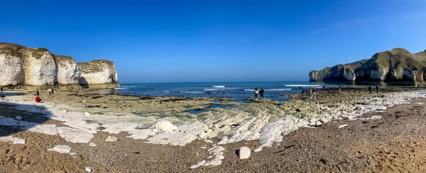 Düşük gelgit sırasında panoramik deniz manzarası, beyaz kayalıklar ve deniz tabanı. 