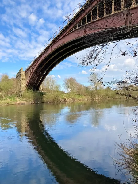 Nehrin üzerindeki metal köprü
