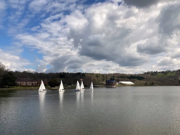 :  Baraj gölündeki yatlar. 