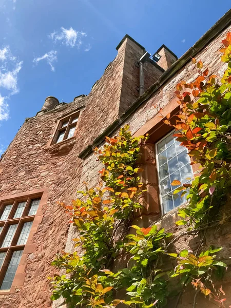 Tuğla duvarın bir parçası ve Powis Kalesi 'nden ayrılıyor.. 