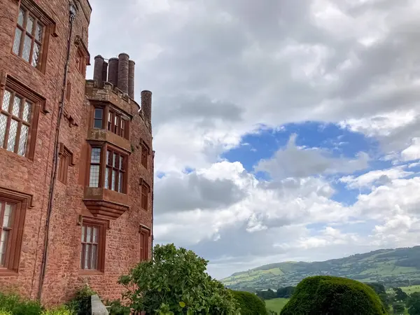 Powis Kalesi 'nin gözlem noktasından Galler' in manzarasına bak.