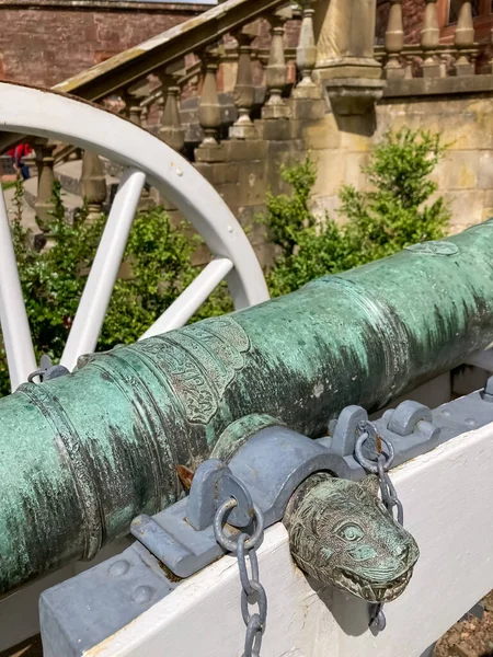 Bombardıman ekibi yakın çekim. Powis Kalesi, Galler, Galler. 