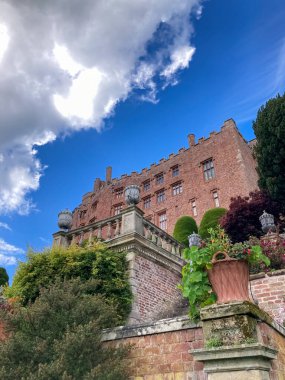 Powis Kalesi görünümü, açı yukarı. 