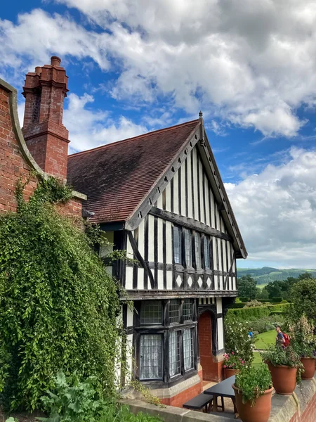 Powis Kalesi 'nde yarı keresteli eski bir ev. 