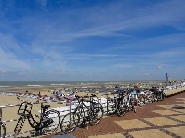 De Haan, Belçika-Temmuz, 14, 2014: Sahildeki gezinti güvertesinde bir sürü bisiklet.
