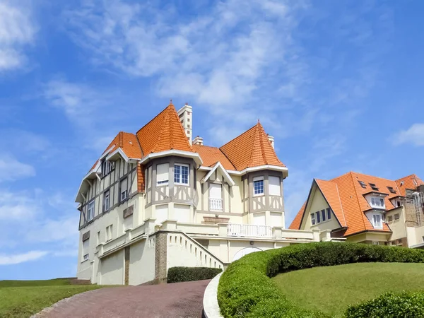 Turuncu çatılı beyaz ev. Seçici odak