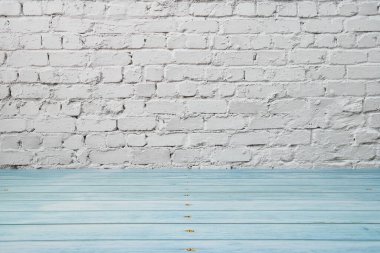 Arka planda taş duvar olan mavi ahşap bir masa. Metin veya ürün yerleştirme için elverişli.