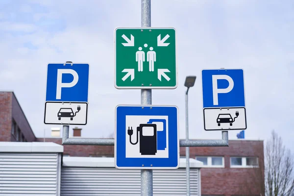 Elektryczny Znak Parkingowy Znakiem Stacji Ładowania Znak Punktu Montażu Środku — Zdjęcie stockowe
