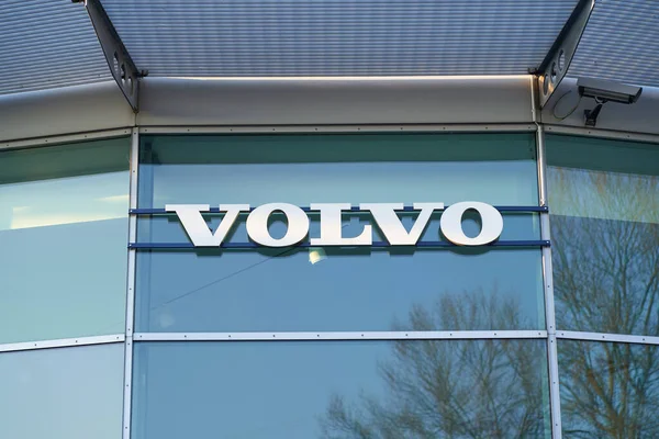 Dortmund, Almanya - Mrz 27, 2022: Volvo şirketinin logosu bir Volvo bayiliğinin camında.                                