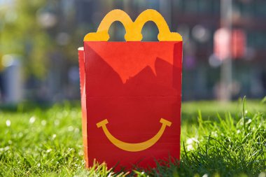 Dortmund, Almanya - 20 Nisan 2021: Güneşli bir günde Mc Donald 's Mutlu Yemek Kutusu.                            