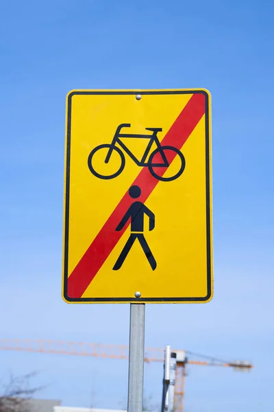 Firma Con Información Que Distracción Para Peatones Ciclistas Terminado Símbolos —  Fotos de Stock