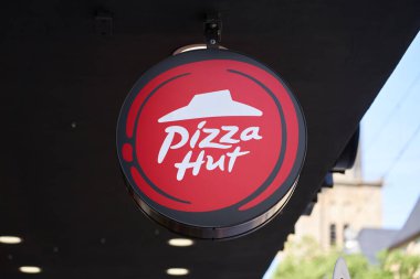 Dortmund, Almanya - 18. Mayıs 2021: Fast food zinciri Pizza Hut 'ın logosu restoranda asılı. Pizza Hut iyi bilinen bir fast food restoran zinciri..                             