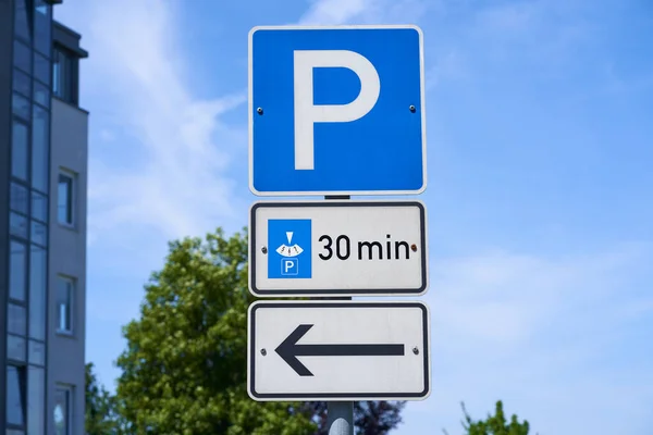 Park diski olan arabaların 30 dakika boyunca park edebileceği bilgisini içeren işaretler. Sol tarafı işaret eden bir işaret var..                               