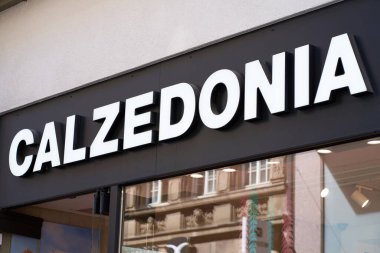 Dortmund, Almanya - 18 Mayıs 2022: Dükkanın ön kapısının üzerindeki Calzedonia logosu. Calzedonia, İtalyan bir moda grubudur. Grubun markaları 42 ülkede temsil ediliyor..                              