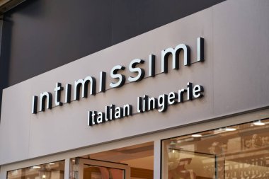 Dortmund, Almanya - 18 Mayıs 2022: Dükkanın ön kapısının üzerindeki Intimissimi logosu. Intimissimi İtalyan moda grubu Calzedonia 'nın bir parçası oldu..                              