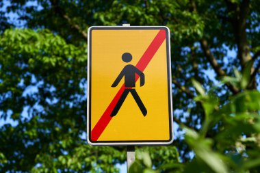 Yaya geçitlerinin sapma noktasının sona erdiğini gösteren trafik işaretleri. Üzerinde insan olan sarı yol işareti.                                