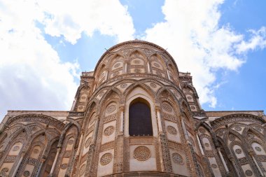 Monreale 'deki Santa Maria Nuova Katedrali' nin dış görünüşü. Kilise bir Unesco Dünya Mirası sitesidir ve Arap Norman Bizans tarzında yapılmıştır. Sicilya, İtalya 'da yer alır..