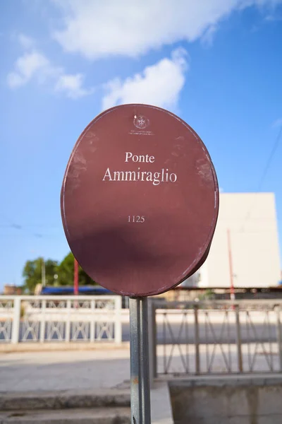 Palermo, İtalya - 17 Temmuz 2021: Unesco Dünya Mirası Ponte dell 'Ammiraglio.                               