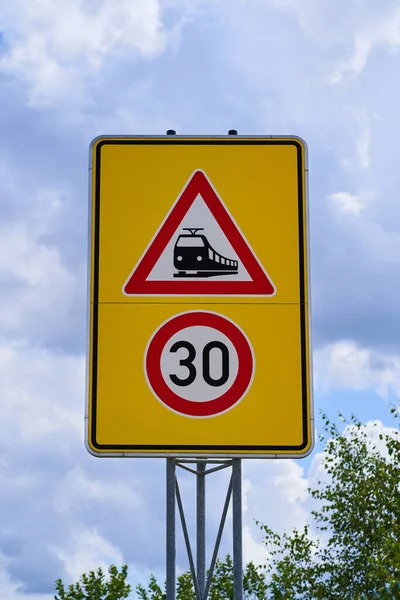 Πινακίδα Κυκλοφορίας Σημαίνει Απεριόριστη Διέλευση Αμαξοστοιχιών Όριο Ταχύτητας Είναι Προσοχή — Φωτογραφία Αρχείου