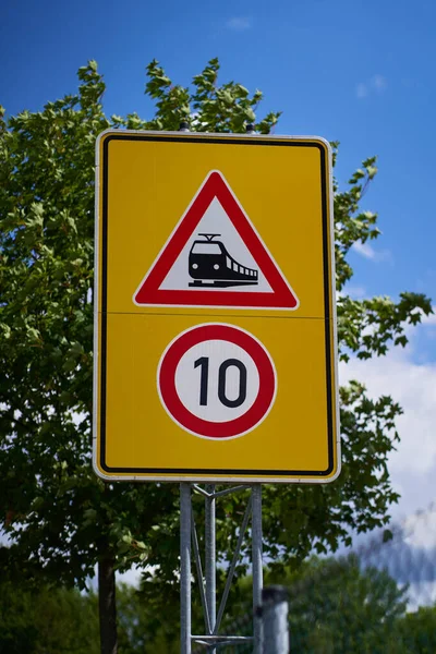 Πινακίδα Κυκλοφορίας Σημαίνει Απεριόριστη Διέλευση Αμαξοστοιχιών Όριο Ταχύτητας Είναι Προσοχή — Φωτογραφία Αρχείου