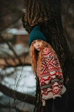 Uzun kızıl saçlı güzel bir kızın sonbahar portresi.