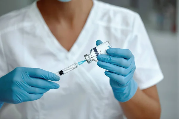 Mujer Doctora Científica Laboratorio Sosteniendo Una Jeringa Con Vacunas Vacuna — Foto de Stock